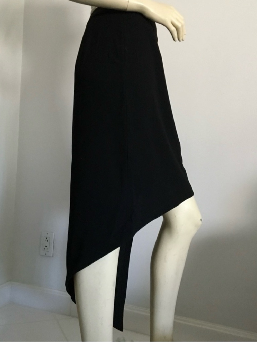 Brand New Robbi & Nikki by Robert Rodriguez
Black Asymmetrical Hemline Skirt